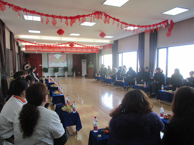 这是三八妇女节公司On March 8th Women’s Day, the company organized a symposium for all female employees组织全体女员工座谈会